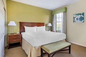 Unit with King size bed. Exact unit will be assigned upon arrival. Views, colors and decor may vary.