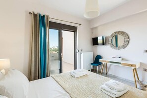 Bedroom with double bed in the 1st floor