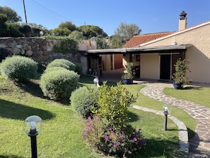 Side garden with patio