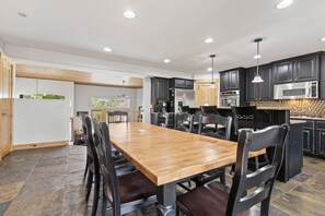 Bear Hollow Village 5595: Inviting dining table in a cozy kitchen setting.