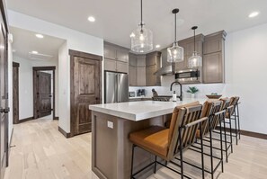 Black Rock Ridge 14488: Cozy bar stools by the kitchen bar table, perfect for breakfast.