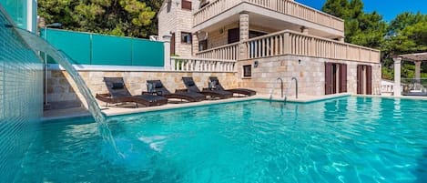 Kroatische Luxusvilla zur Miete und für den Urlaub Blue Bay Brač mit privatem Pool auf der Insel Brač in Selca