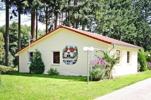 Stugans exteriör [sommar]