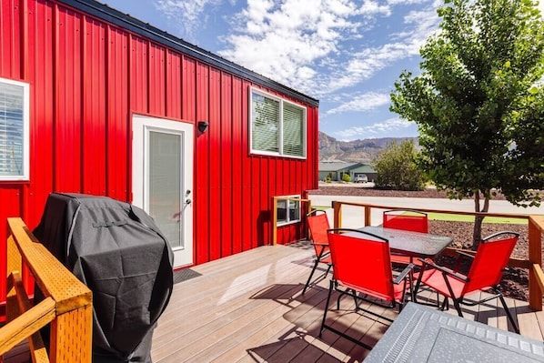 Relax on the spacious deck with a BBQ grill, cozy fire pit, table and chairs for outdoor dining, and a luxurious hot tub. Perfect for gatherings, it’s an ideal spot to cook, dine, and unwind while soaking in the fresh air and scenic surroundings.