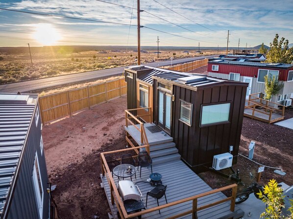 This charming tiny home features a cozy deck with stunning mountain views, a convenient parking space, and perfect conditions for stargazing. It’s a peaceful retreat surrounded by scenic natural beauty, ideal for relaxing or dining outdoors.