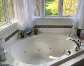 Garden Suite Ensuite - main floor 