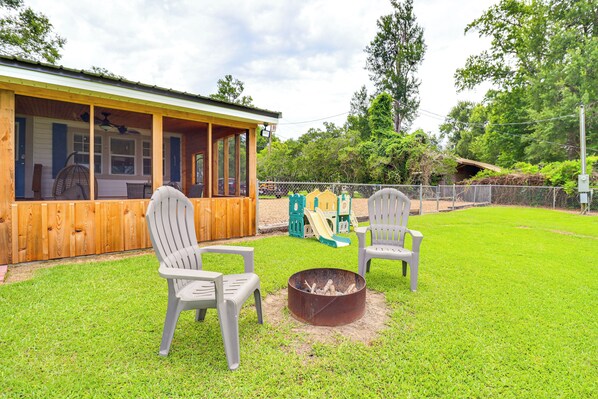 Jonesville Vacation Rental | 2BR | 2BA | 1,000 Sq Ft | Stairs Required