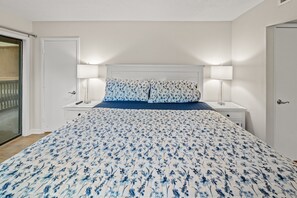 King bed in Main Bedroom