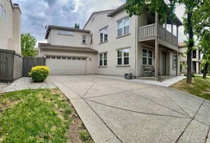 Wheelchair built in ramp Access. 2Car Garage, Multiple Car Driveway + St parking