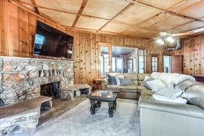 Living Room | Free WiFi | Smart TV | Pool Table