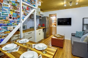 Interior | Smart TV | Dining Nook