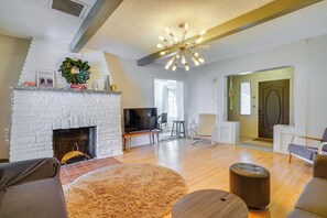 Living Area | Smart TV | Fireplace | Board Games | Pack 'n Play