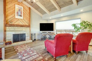 Living Room | Free WiFi | Smart TV | Wood-Burning Fireplace