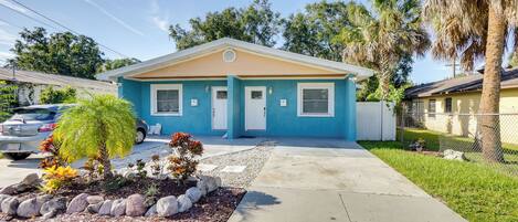 Tampa Vacation Rental | 2BR | 1BA | 850 Sq Ft | 1 Step Required