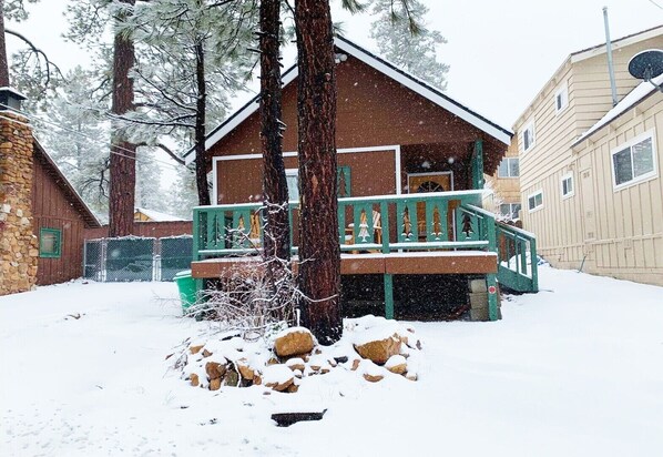 Snow covered Big Bear Cool Cabins, Beary Cozy Lodge front