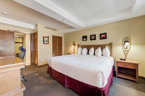 Bedroom with 1 King Bed