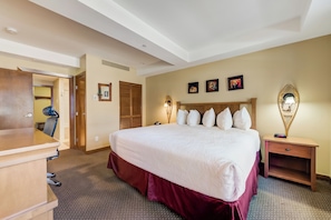 Bedroom with 1 King Bed