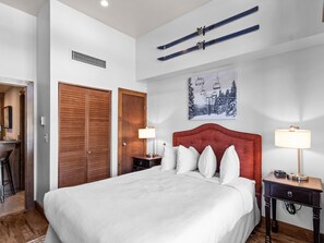 Primary Bedroom / Queen Bed