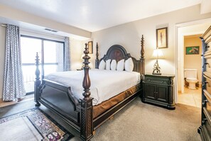 Bedroom w/ 1 King Bed