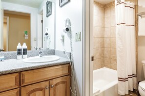 Ensuite Bathroom w/ Bathtub/Shower Combo