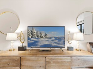 Dresser / Entertainment