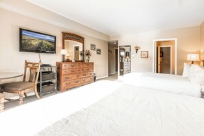 Bedroom with 2 Queen Beds