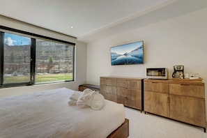 Bedroom / Living Area with King Bed