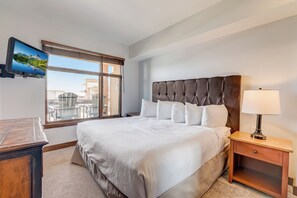 Bedroom with 1 King Bed
