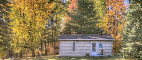 Lake Huron cottage on the sunrise side! Private sandy beach, close to hiking