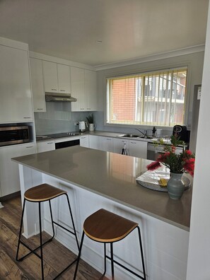 Kitchen with breakfast bar
