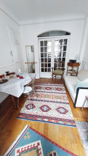 Salon avec la possibilité de manger