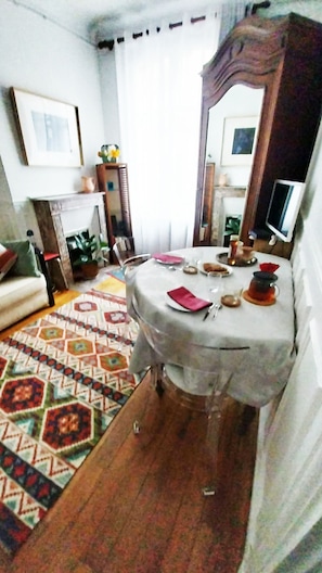 Salon avec la possibilité de manger