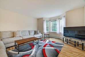 Den | Smart TV w/ Cable