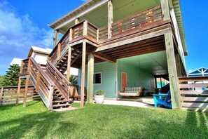 Swing and seating area to enjoy after a long day on the beach :)