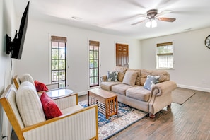 Living Room | Smart TV | Free WiFi | Central Heat & A/C