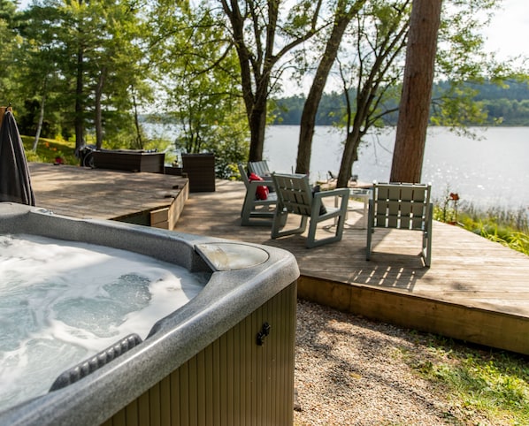 Outdoor spa tub