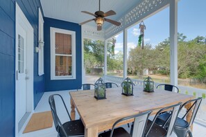 Covered Porch | Dining Space | Day Trip to Houston