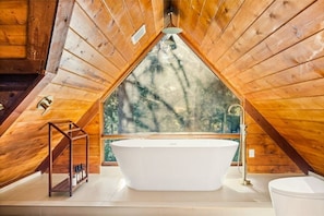 Soaking Tub with gorgeous natual views of neighboring trees.