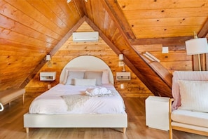 Queen size bed to provide comfortable sleep.
