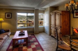 Boasting mountain views, this Studio Condo can sleep up to 4 guests.