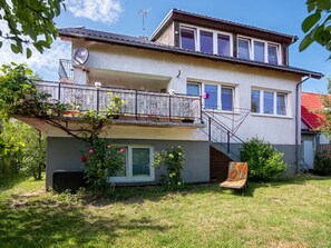 Pflanze, Gebäude, Himmel, Fenster, Eigentum, Haus, Baum, Grundstueck, Nachbarschaft, Blume