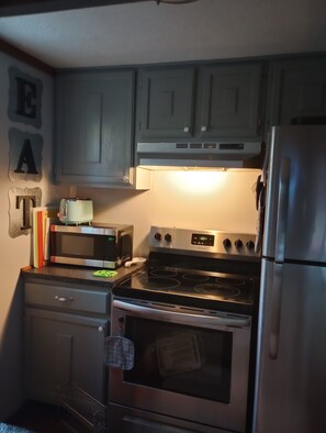 Full size SS. Refrig. w/bottom Freezer. gourmet Kitchen