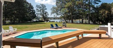 Fabulous waterfront pool