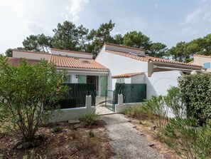 Vélo, Roue, Ciel, Propriété, Table, Bâtiment, Fenêtre, Porte