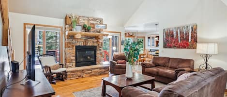 Living Room, Legend Lake Lookout, Silverthorne Vacation Rental