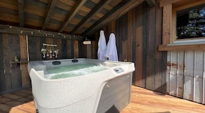 Outdoor spa tub