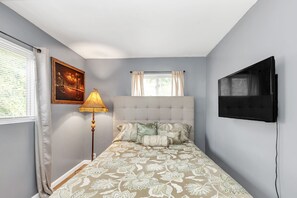 Indoors, Screen, Home Decor, Lamp, Bed