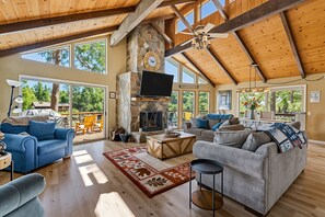 Indoors, Furniture, Living Room, Home Decor, Couch