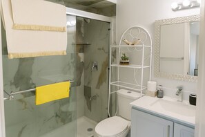 Full Bathroom 1