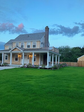 1 Maple Lane- 6 Bedrooms, 5 Bathrooms, pool, AC, wifi, off street parking, yard
